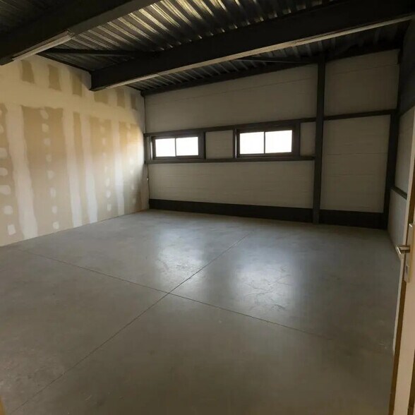 Industriel/Logistique dans La Garde à vendre - Photo de l’immeuble – Image 3 sur 5