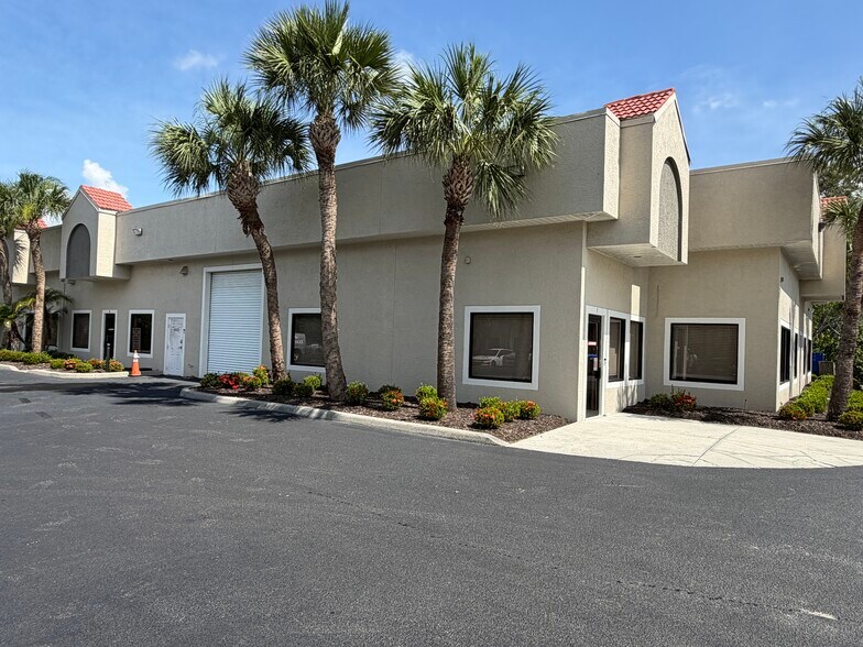 13750 Treeline Ave S, Fort Myers, FL à louer - Photo de l’immeuble – Image 3 sur 3