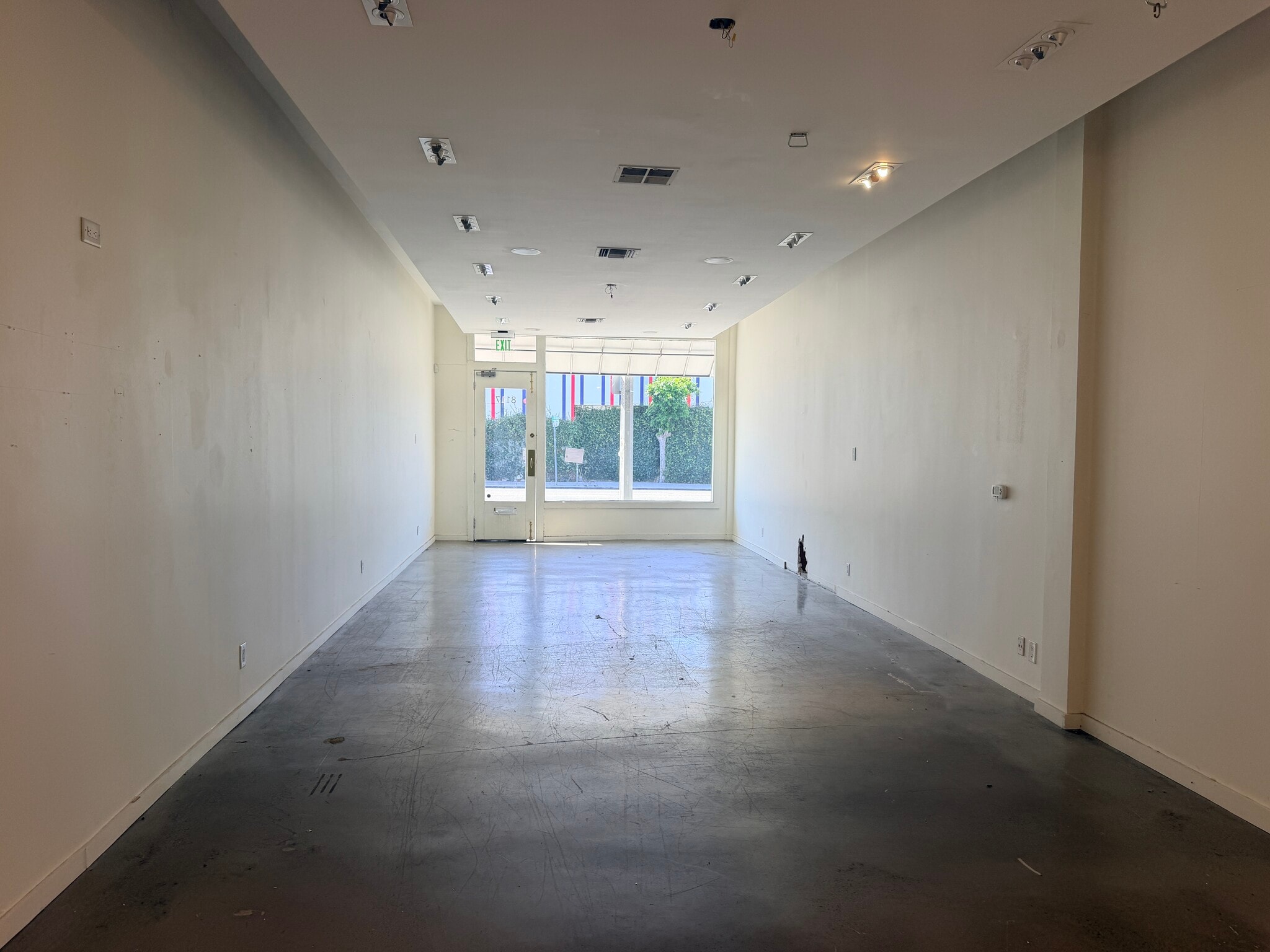8117-8127 Melrose Ave, Los Angeles, CA à louer Photo intérieure– Image 1 sur 7