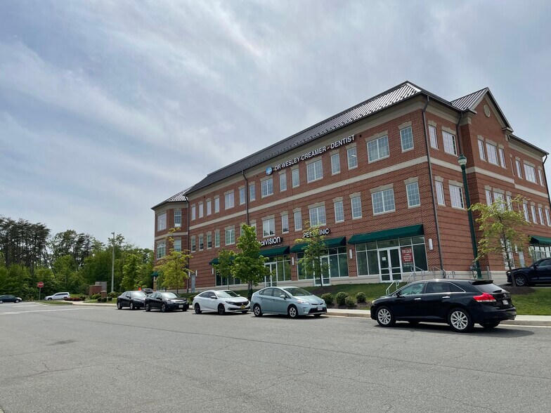 4565 Daisy Reid Ave, Woodbridge, VA à vendre - Photo de l’immeuble – Image 2 sur 6