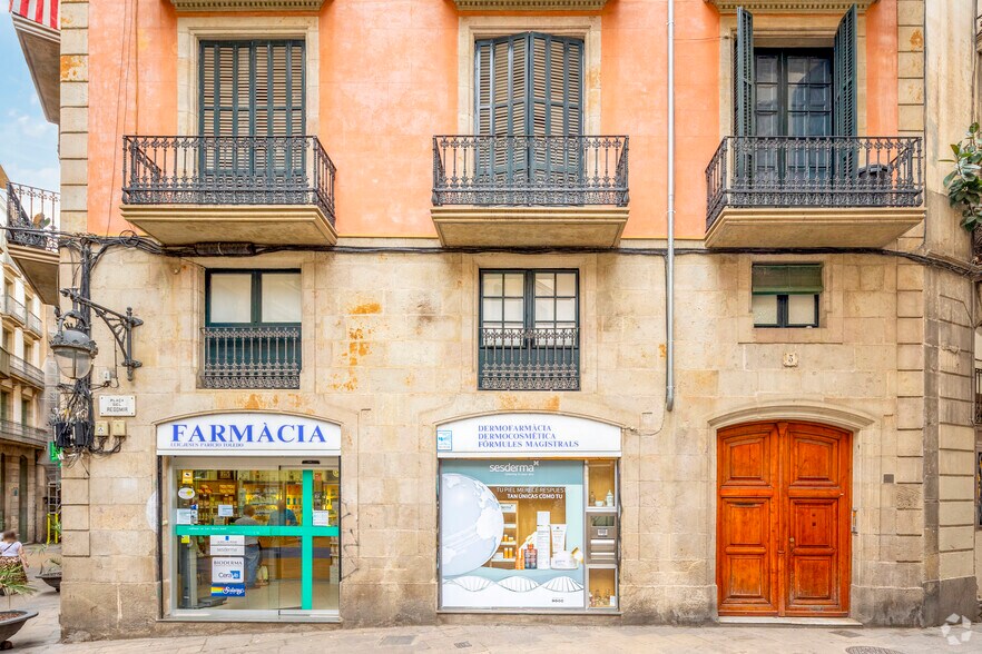 Immeuble residentiel dans Barcelone, Barcelona à vendre - Photo de l’immeuble – Image 2 sur 2