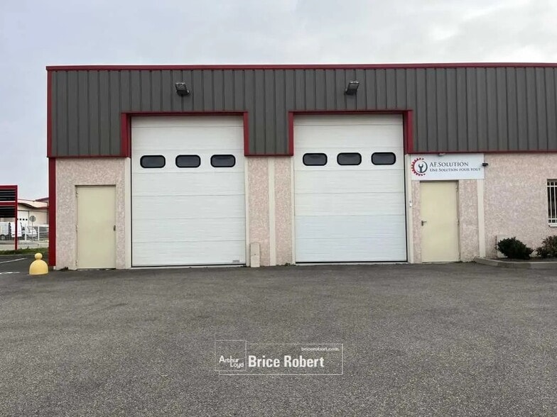 Local d’activités dans Chassieu à louer - Photo de l’immeuble – Image 3 sur 8