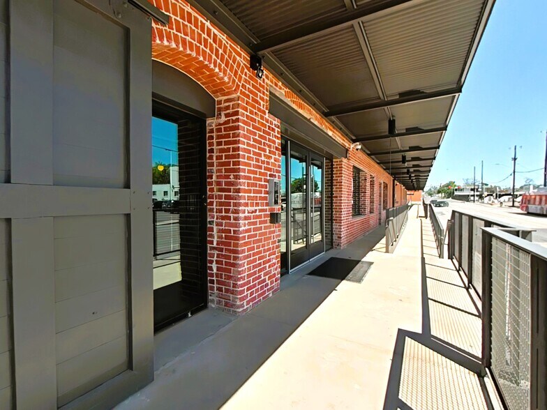 1305 E Houston St, San Antonio, TX à louer - Photo de l’immeuble – Image 3 sur 6