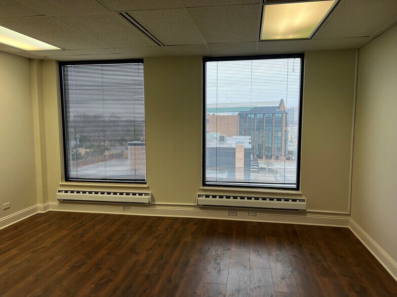 17W300 22nd St, Oakbrook Terrace, IL à louer - Photo intérieure – Image 3 sur 21