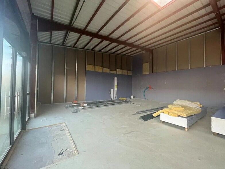 Local commercial dans Châtillon-le-Duc à louer - Photo de l’immeuble – Image 3 sur 5