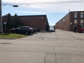 35 Colville Rd, Toronto, ON à louer Photo de l’immeuble– Image 2 sur 5