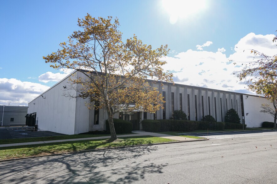 135 W Commercial Ave, Moonachie, NJ à louer - Photo de l’immeuble – Image 3 sur 9