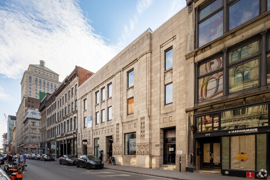 221-229 Rue Notre-Dame O, Montréal, QC à louer - Photo de l’immeuble – Image 2 sur 3