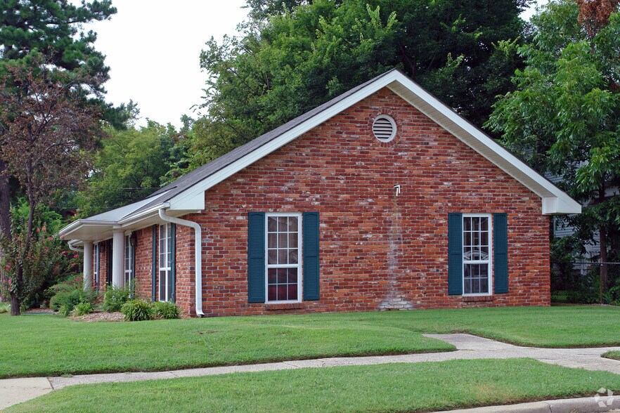 1715 N B St, Fort Smith, AR à louer - Photo de l’immeuble – Image 2 sur 2