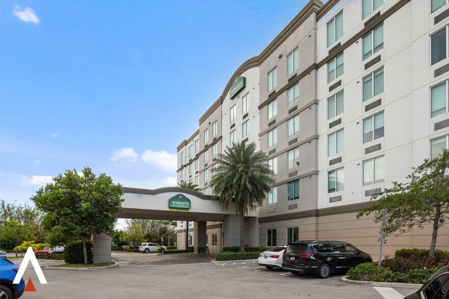 Two Hotel Assets in Prime Doral, FL portefeuille de 2 biens à vendre sur LoopNet.fr - Photo de l’immeuble – Image 2 sur 64