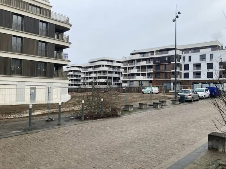 Local commercial dans Noisy-le-Grand à louer - Photo de l’immeuble – Image 1 sur 14