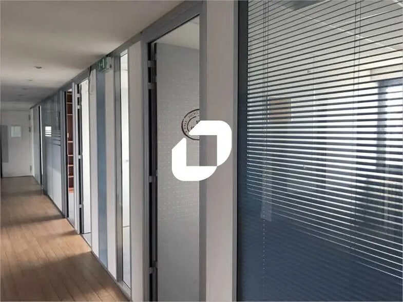 Local d’activités dans Cergy à louer - Photo de l’immeuble – Image 2 sur 2