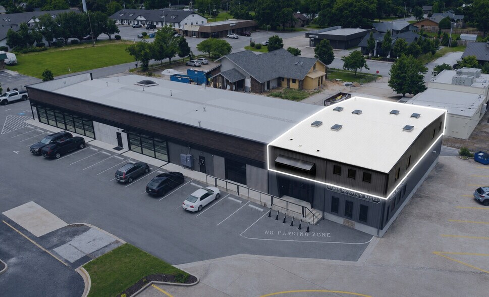 1004 NW 11th St, Bentonville, AR à louer - Photo de l’immeuble – Image 1 sur 8
