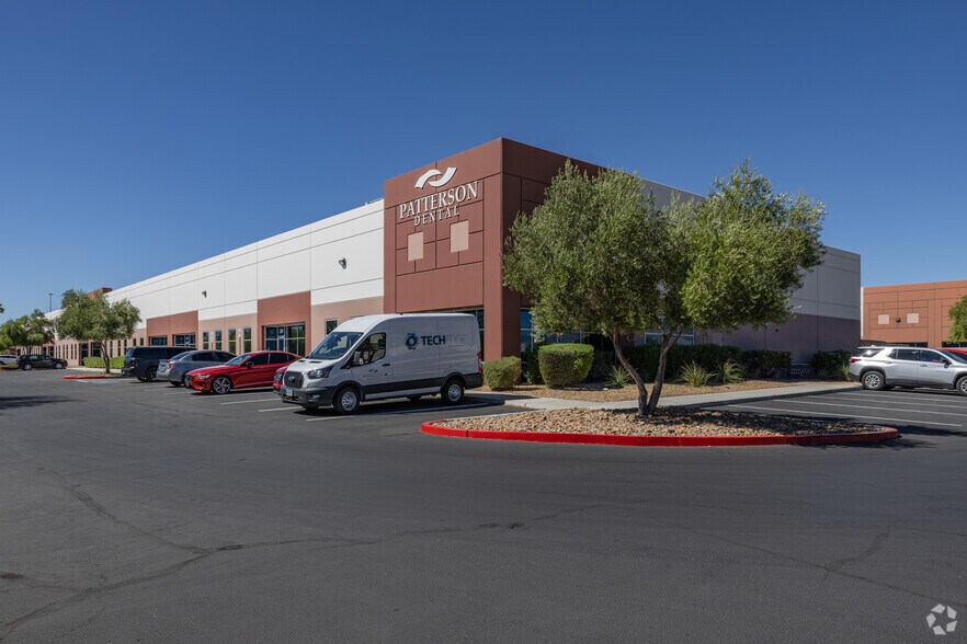 7465 W Sunset Rd, Las Vegas, NV à louer - Photo principale – Image 2 sur 22