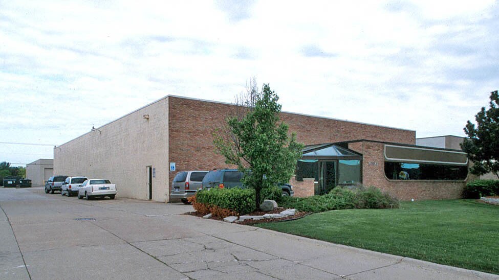 35315 Beattie Dr, Sterling Heights, MI à louer - Photo de l’immeuble – Image 2 sur 8