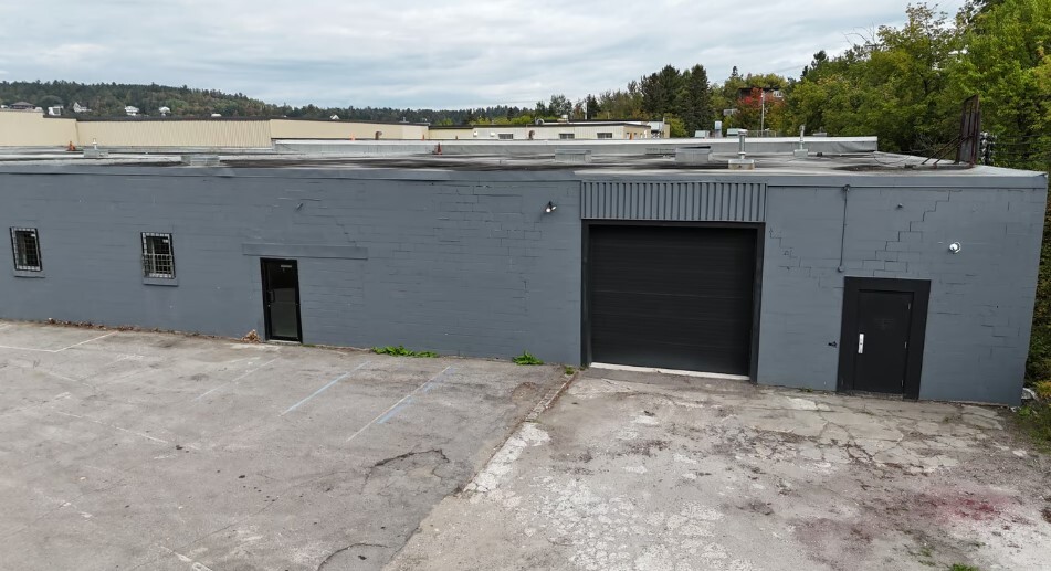 1242 Boul Du Saguenay E, Saguenay, QC à louer - Photo principale – Image 1 sur 1