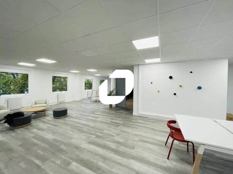 Bureau dans Lognes à louer - Photo de l’immeuble – Image 2 sur 7