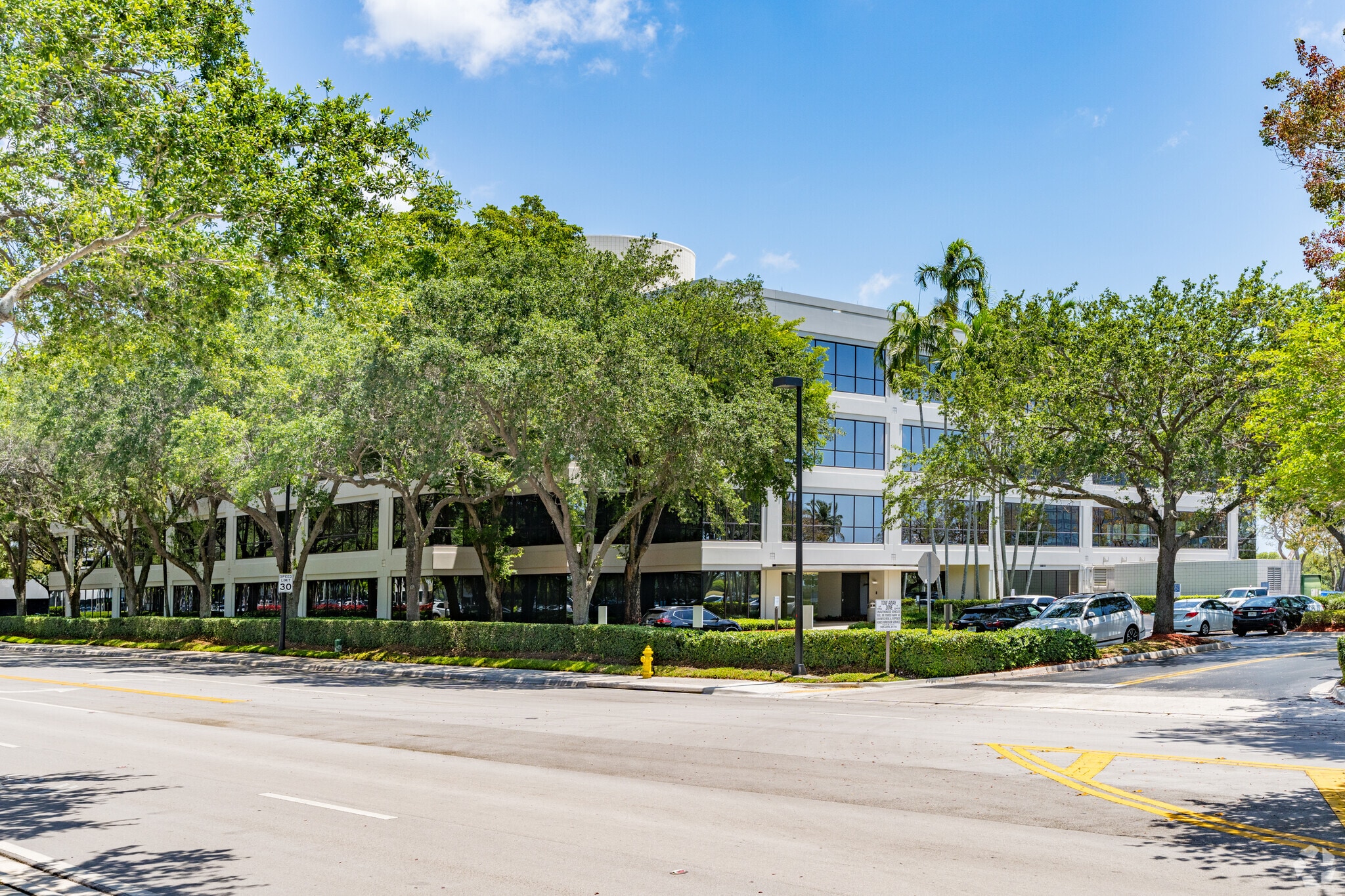 6100 Waterford District Dr, Miami, FL à louer Photo principale– Image 1 sur 7