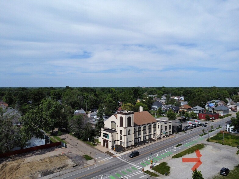 4110 E New York St, Indianapolis, IN à vendre - Photo de l’immeuble – Image 2 sur 14