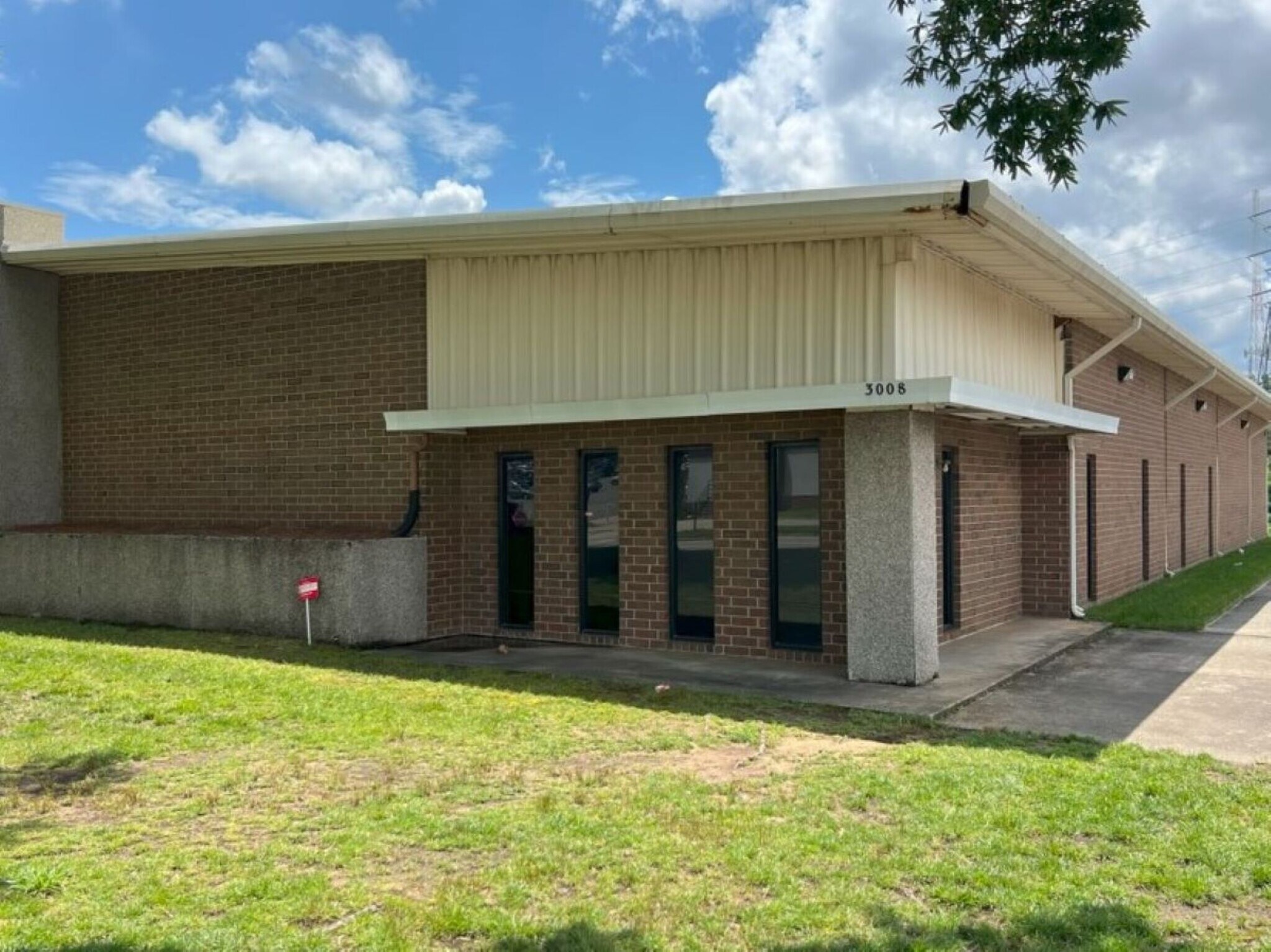 3008 Executive Dr, Greensboro, NC à louer Photo de l’immeuble– Image 1 sur 12