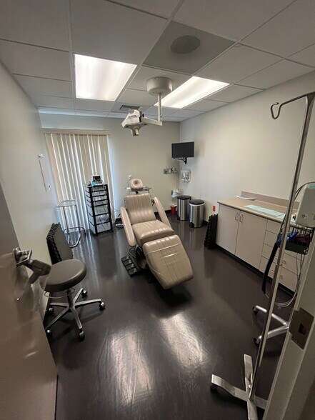 17452 Irvine Blvd, Tustin, CA à louer - Photo intérieure – Image 3 sur 6