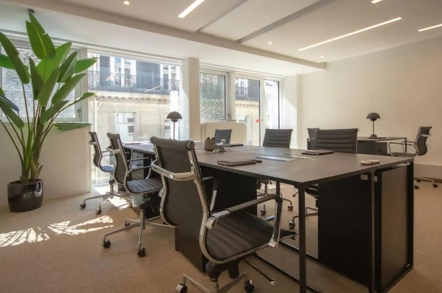 31 Rue Du Colisée, Paris à louer - Photo de l’immeuble – Image 1 sur 11
