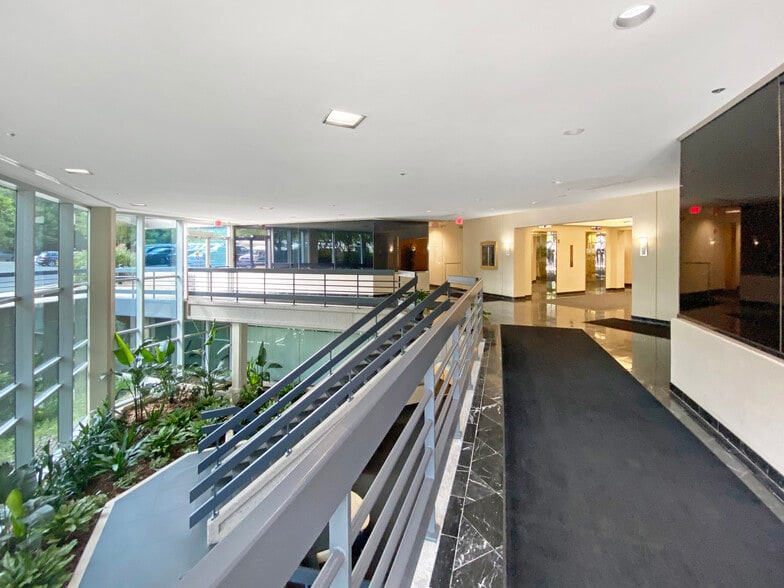 1801 Robert Fulton Dr, Reston, VA à louer - Hall d’entrée – Image 2 sur 2