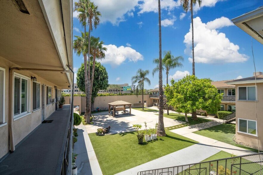 1127 E Garvey Ave N, West Covina, CA à vendre - Photo de l’immeuble – Image 2 sur 28