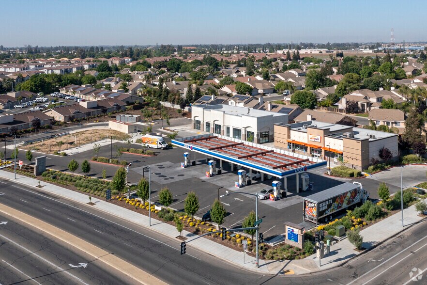 5655 N Figarden Dr, Fresno, CA à louer - Aérien – Image 2 sur 3