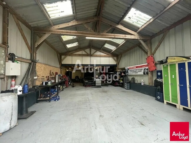 Plus de détails pour Local d'activités à louer