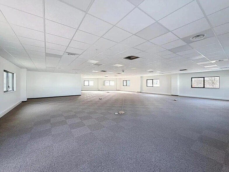 Bureau dans Bourgoin-Jallieu à louer - Photo de l’immeuble – Image 2 sur 16