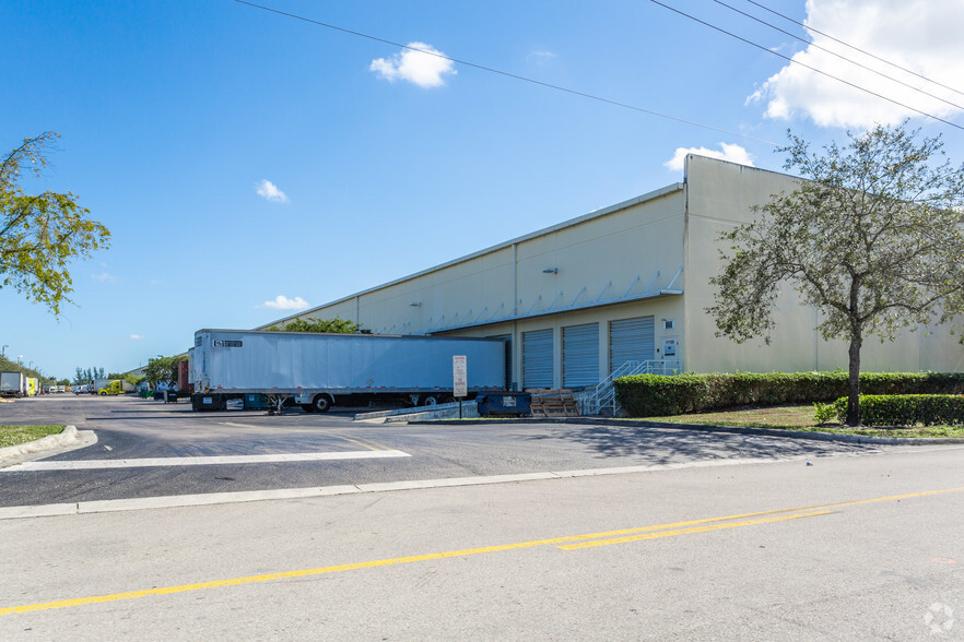 10811-11199 NW 122nd St, Medley, FL à louer - Photo de l’immeuble – Image 3 sur 4