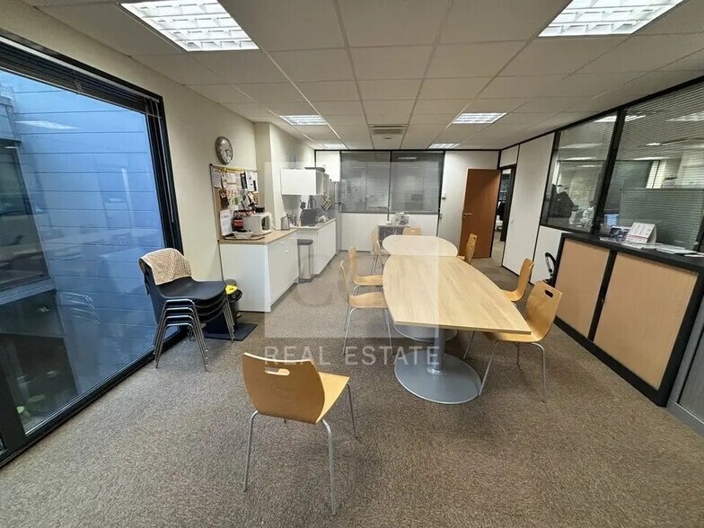 Bureau dans Pusignan à louer - Photo de l’immeuble – Image 2 sur 13
