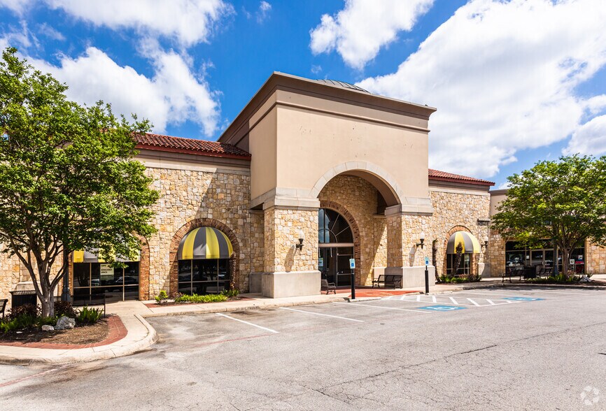 18255 Blanco Rd, San Antonio, TX à louer - Photo de l’immeuble – Image 2 sur 31