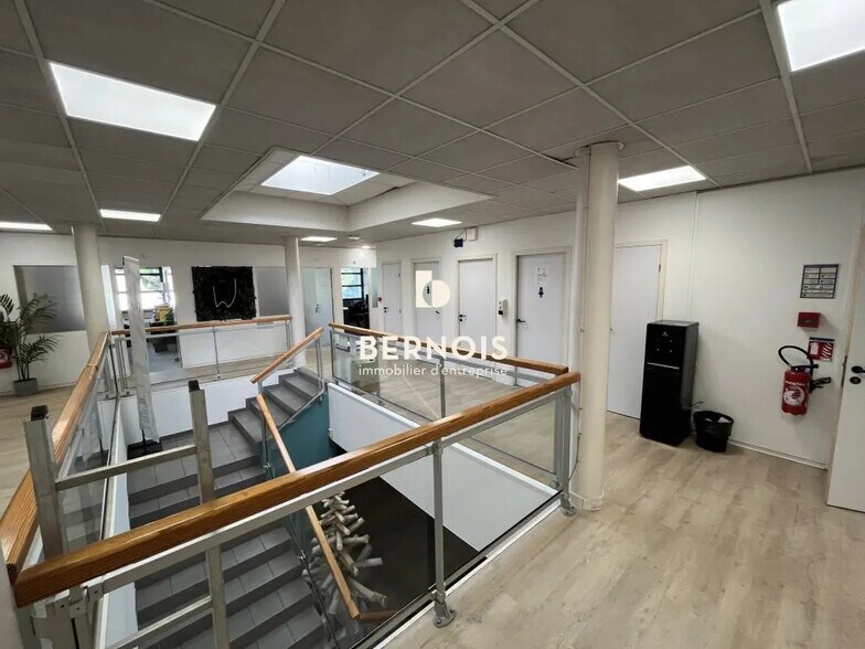 Bureau dans La Seyne-sur-Mer à vendre - Photo de l’immeuble – Image 2 sur 5