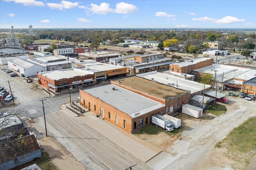 121 E Oak St, West, TX à vendre - Photo principale – Image 2 sur 25