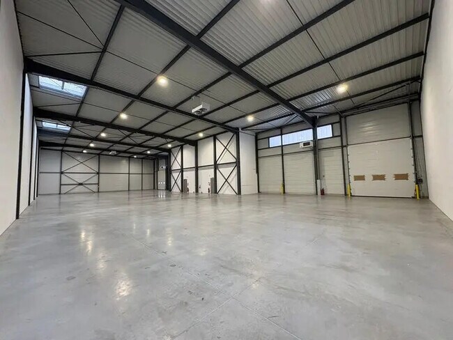 Plus de détails pour Bureau, Local d'activités à louer