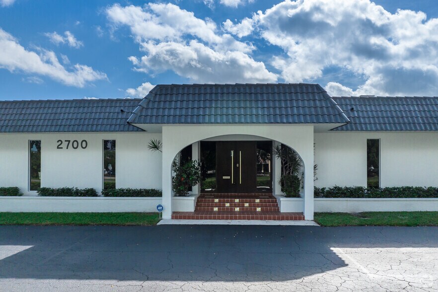 2700 Gateway Dr, Pompano Beach, FL à louer - Photo de l’immeuble – Image 2 sur 7