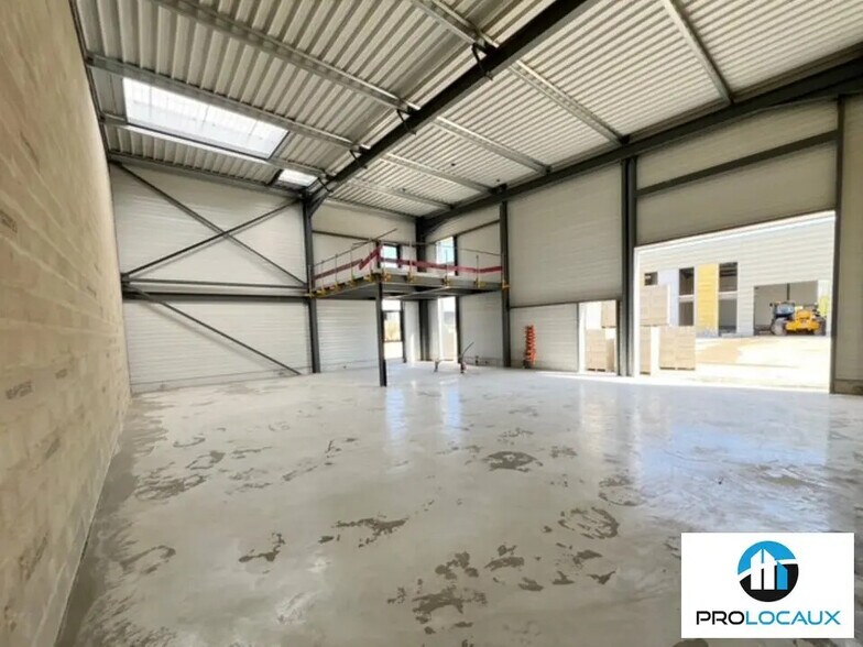 Local d’activités dans Le Mesnil-en-Thelle à louer - Photo de l’immeuble – Image 1 sur 5