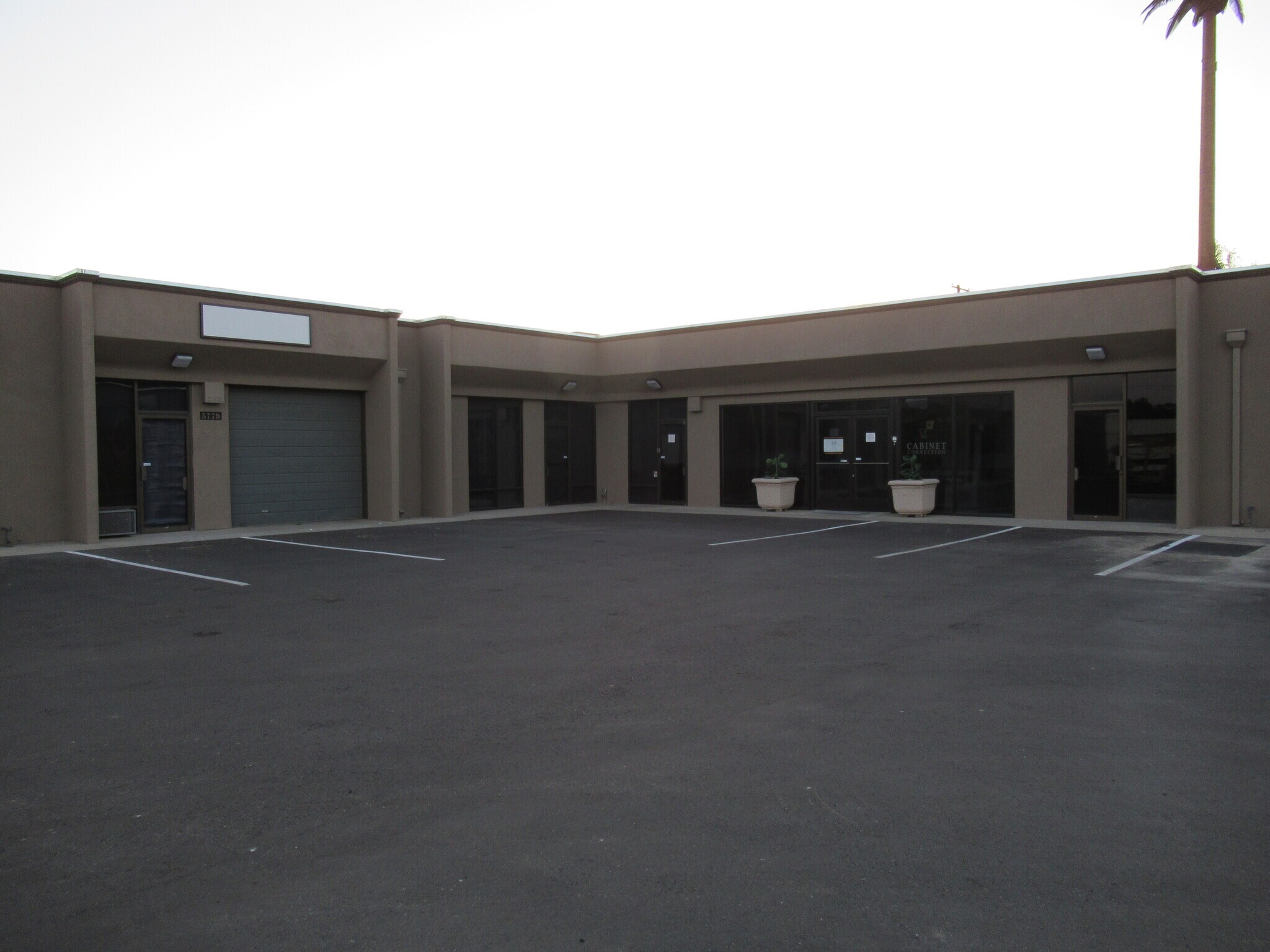 5771-5791 E Shields Ave, Fresno, CA à louer Photo principale– Image 1 sur 14