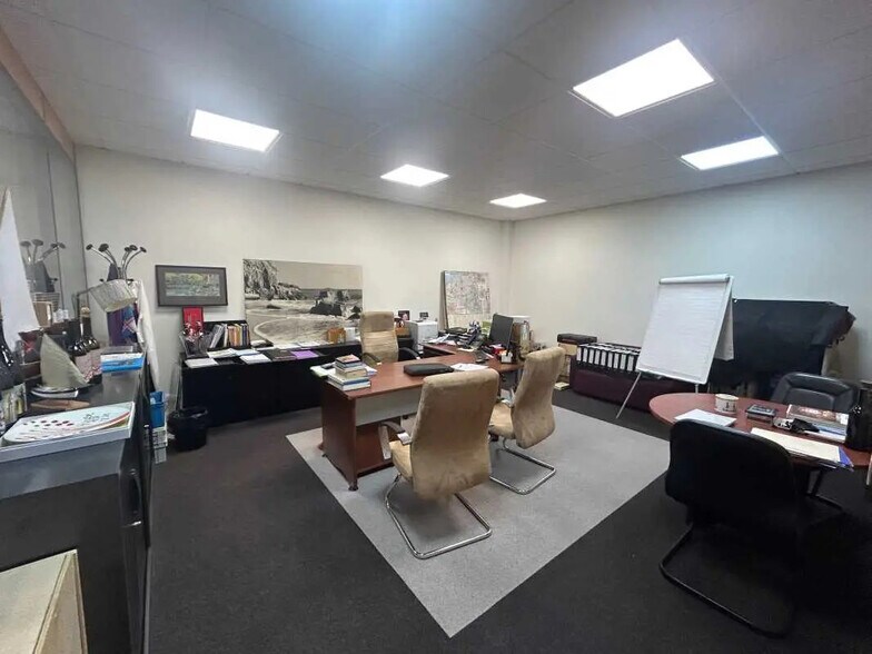 Local d'activités dans Saint-Quentin à vendre - Photo de l’immeuble – Image 3 sur 10