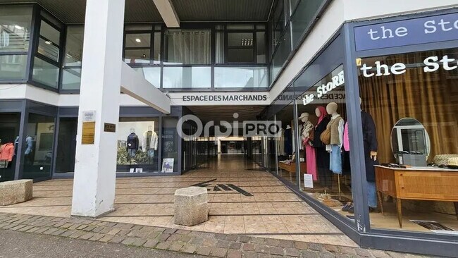 Plus de détails pour Local commercial à louer