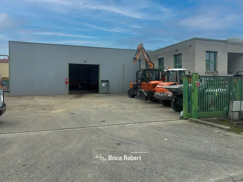 Bureau dans Saint-Bonnet-de-Mure à louer - Photo de l’immeuble – Image 1 sur 7