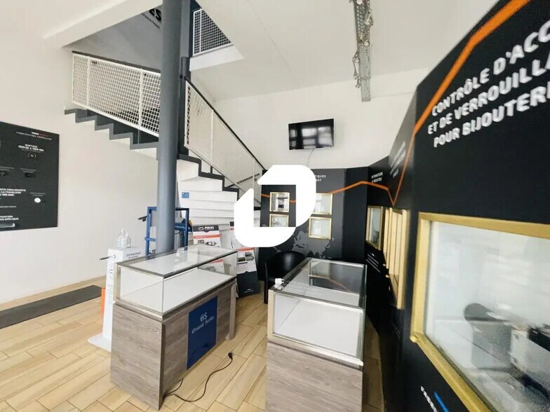 Local d'activités dans Croissy-Beaubourg à vendre - Photo de l’immeuble – Image 3 sur 7