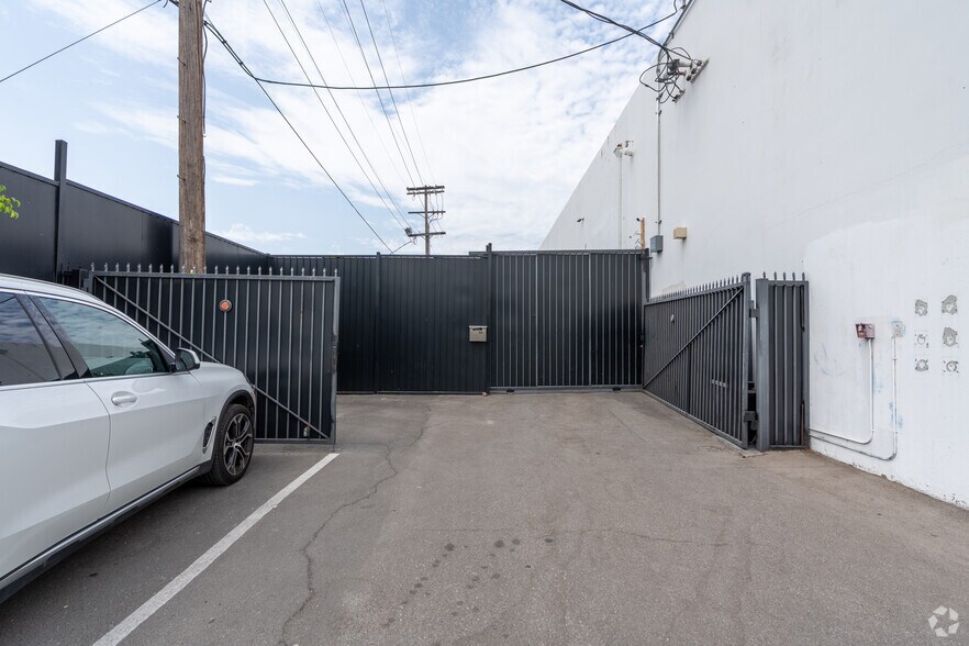 9237 San Fernando Rd, Sun Valley, CA à vendre - Photo de l’immeuble – Image 3 sur 5
