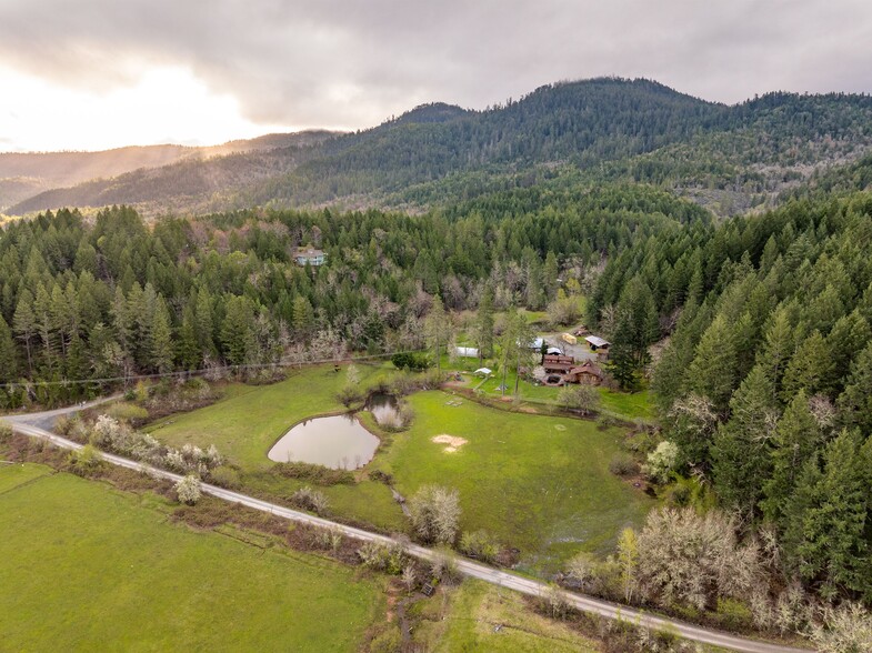 3305 Dick George Rd, Cave Junction, OR à vendre - Photo de l’immeuble – Image 2 sur 67
