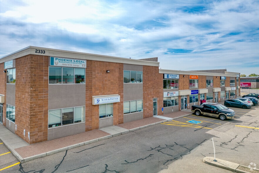 2333 18th Ave NE, Calgary, AB à vendre - Photo principale – Image 1 sur 15