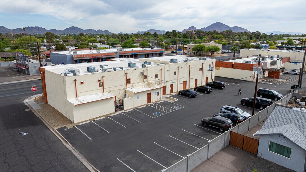 2425 E Thomas Rd, Phoenix, AZ à louer - Photo de l’immeuble – Image 3 sur 14