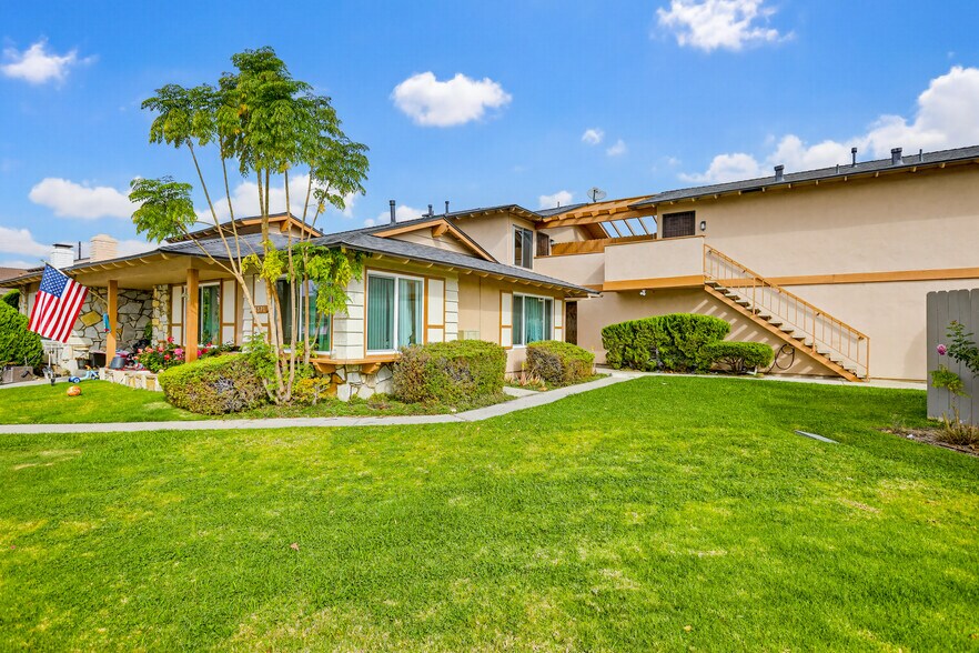 5571 Reno Cir, Huntington Beach, CA à vendre - Photo de l’immeuble – Image 1 sur 11
