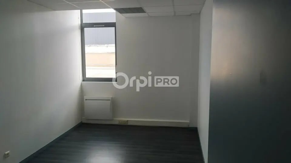 Bureau dans à louer - Photo de l’immeuble – Image 3 sur 5